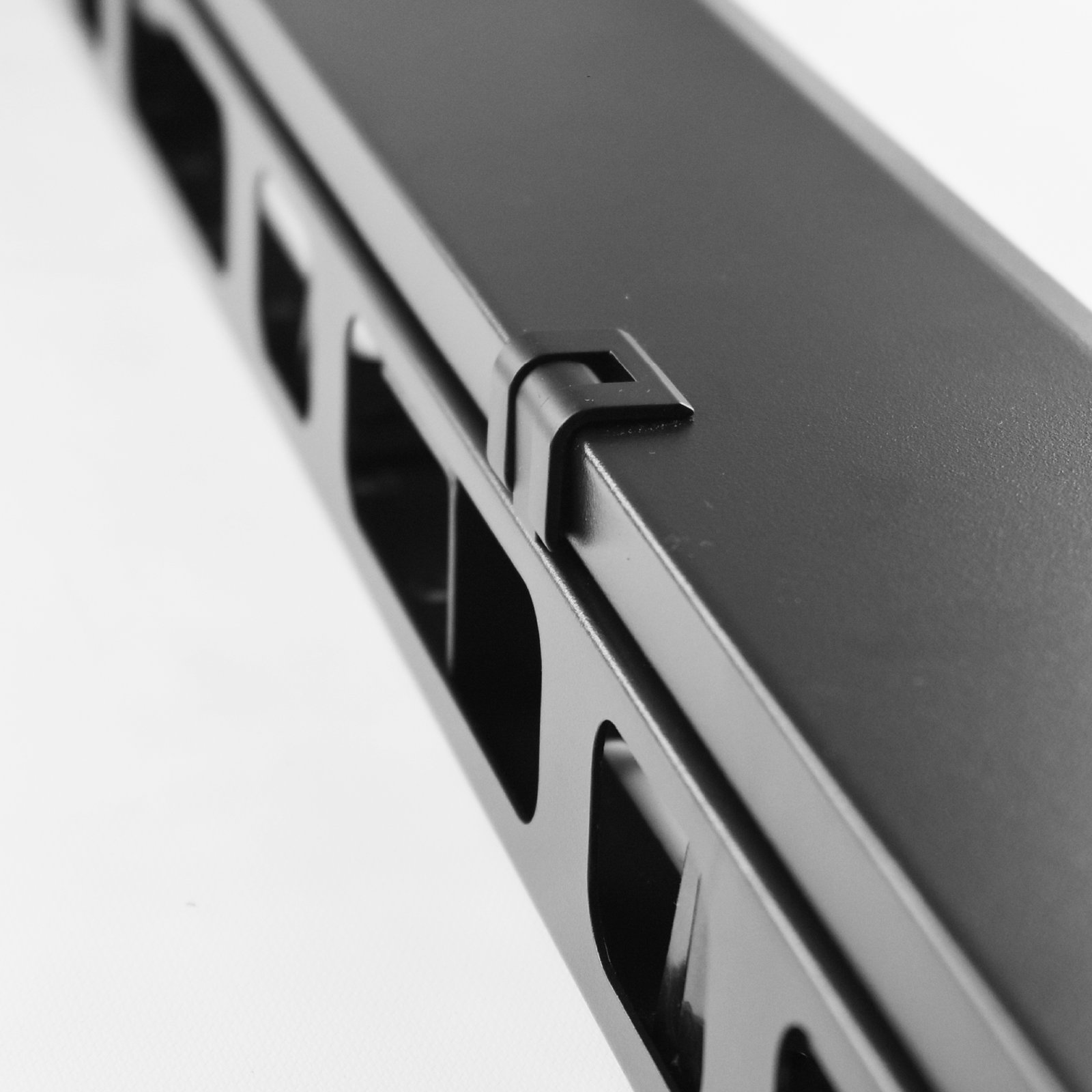 ORGANIZADOR DE CABLEADO VERTICAL CON TAPA 30 UNIDADES - Imagen 7